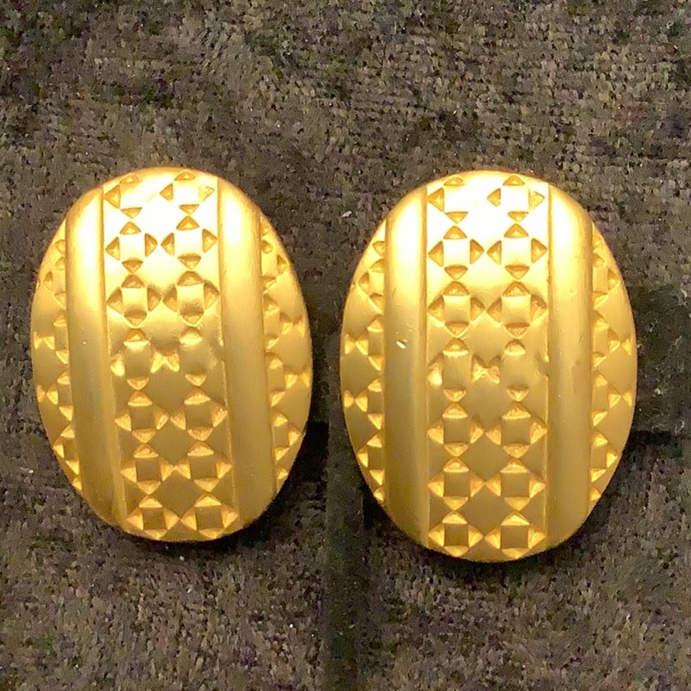 GIVENCHY Paris Earrings New York Gold Clip Earrings pads on the clips Si…